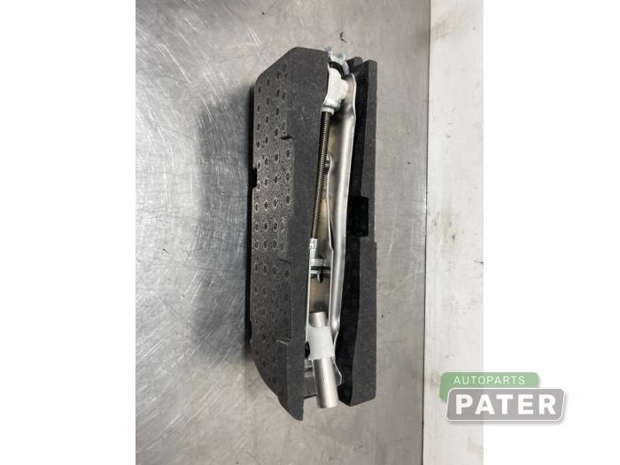Używane Dzwignik Audi A2 (8Z0) 1.4 16V Cena € 31,50 Procedura marży oferowane przez Autoparts Pater