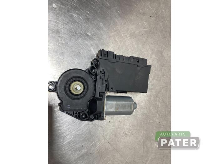 Central locking motor from a Audi A2 (8Z0) 1.4 16V 2002