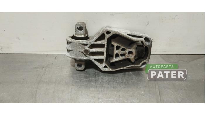 Engine mount from a Mercedes-Benz CLA (117.3) 2.2 CLA-220 CDI 16V 2016