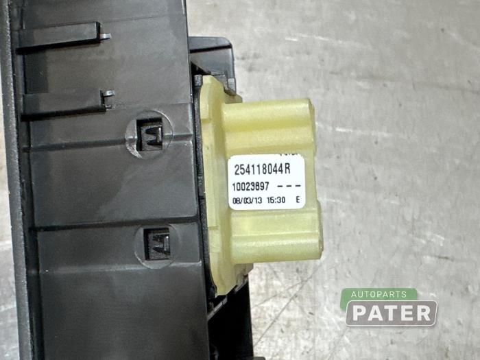 Electric window switch from a Renault Clio IV (5R) 0.9 Energy TCE 90 12V 2013