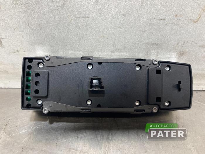 Electric window switch from a Mercedes-Benz CLA (117.3) 2.2 CLA-220 CDI 16V 2016