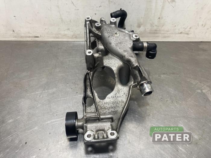 Usagé Support dynamo bas Mercedes CLA (117.3) 2.2 CLA-220 CDI, 220 d 16V Prix € 31,50 Règlement à la marge proposé par Autoparts Pater