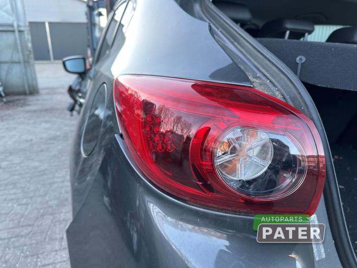 Luz trasera izquierda de un Mazda 3 (BM/BN) 2.0 SkyActiv-G 165 16V 2018