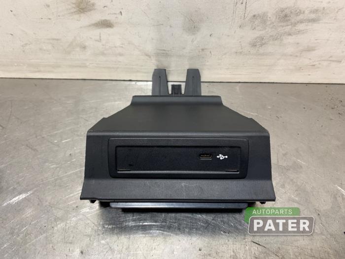 Begagnade USB-modul Mercedes GLB (247.6) 1.3 GLB-200 Turbo 16V Pris € 21,00 Marginaltabell erbjuds av Autoparts Pater