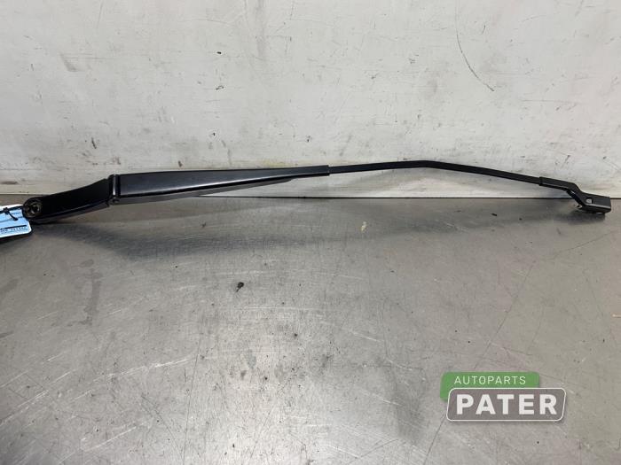 Front wiper arm from a Volkswagen Golf VII Variant (AUVV) 1.0 TSI 12V BlueMotion Technology 2020