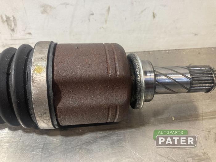 Front drive shaft, left from a Renault Clio IV (5R) 1.5 Energy dCi 90 FAP 2015