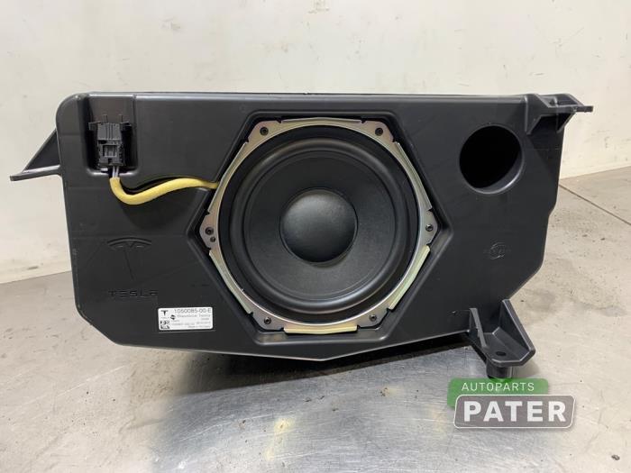 Gebrauchte Subwoofer Tesla Model X 100X Preis € 131,25 Margenregelung angeboten von Autoparts Pater
