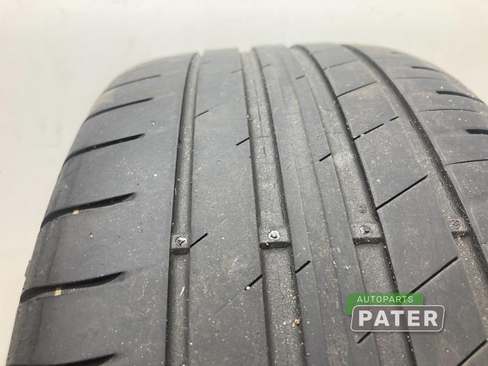 Wheel + tyre from a Ford Focus 3 ST 2.0 ST EcoBoost 16V 2013