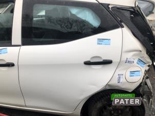 Usagé Porte arrière gauche Toyota Aygo (B40) 1.0 12V VVT-i Prix € 210,00 Règlement à la marge proposé par Autoparts Pater