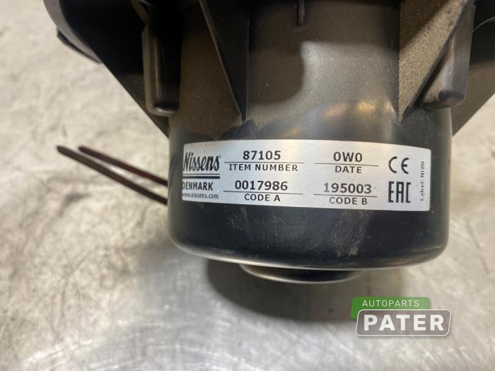 Heating and ventilation fan motor from a Mercedes-Benz Sprinter 3t (906.61) 211 CDI 16V 2008