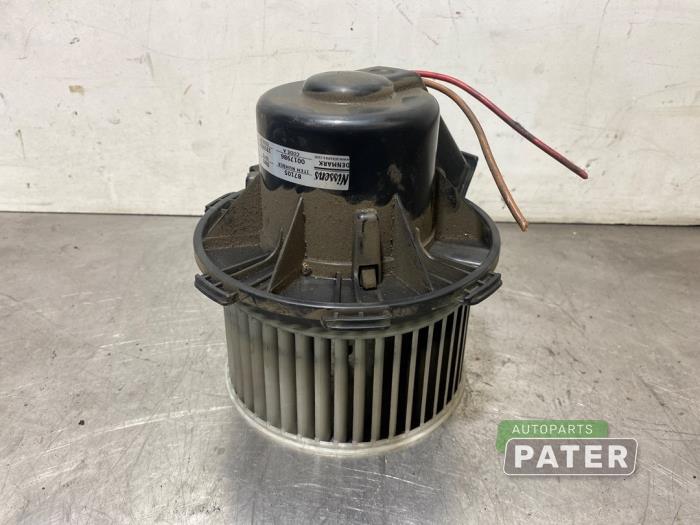 Heating and ventilation fan motor from a Mercedes-Benz Sprinter 3t (906.61) 211 CDI 16V 2008