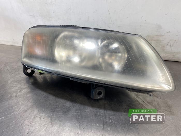 Używane Reflektor prawy Audi A6 Quattro (C6) 3.2 V6 24V FSI Cena € 63,00 Procedura marży oferowane przez Autoparts Pater