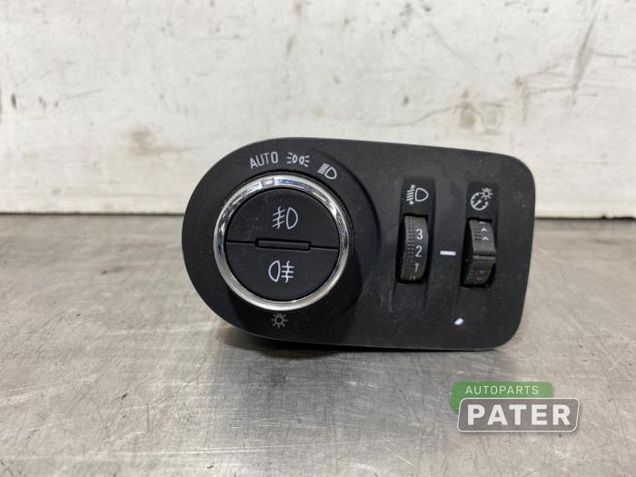 Używane Przelacznik swiatel Opel Astra K Sports Tourer 1.2 Turbo 12V Cena € 21,00 Procedura marży oferowane przez Autoparts Pater