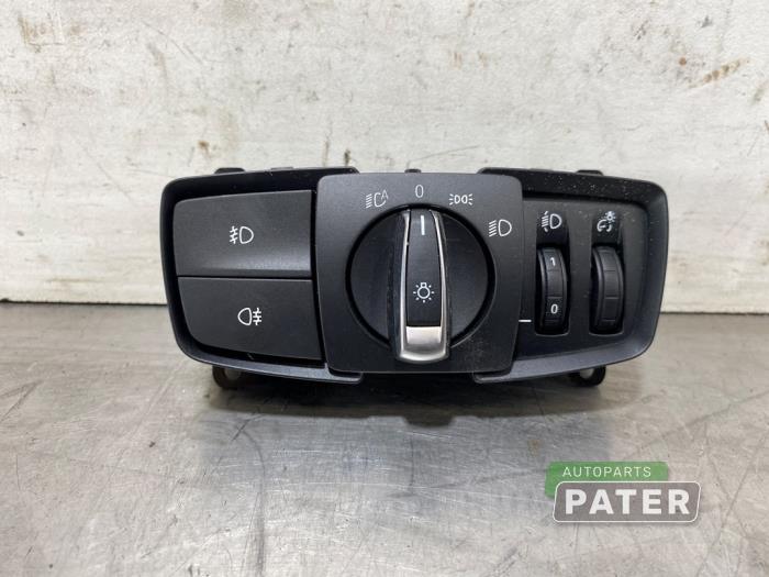 Używane Przelacznik swiatel BMW 1 serie (F20) 116d 1.5 12V TwinPower Cena € 42,00 Procedura marży oferowane przez Autoparts Pater