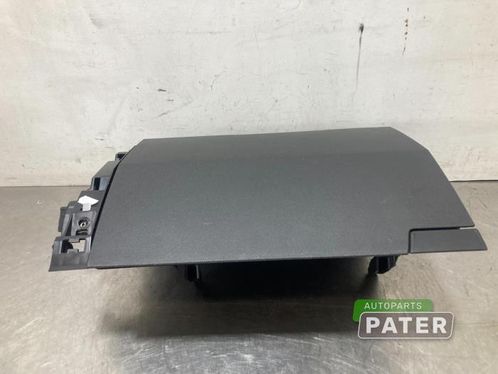 Begagnade Handskfack Renault Megane E-Tech (RCB) 60 kWh Pris € 52,50 Marginaltabell erbjuds av Autoparts Pater