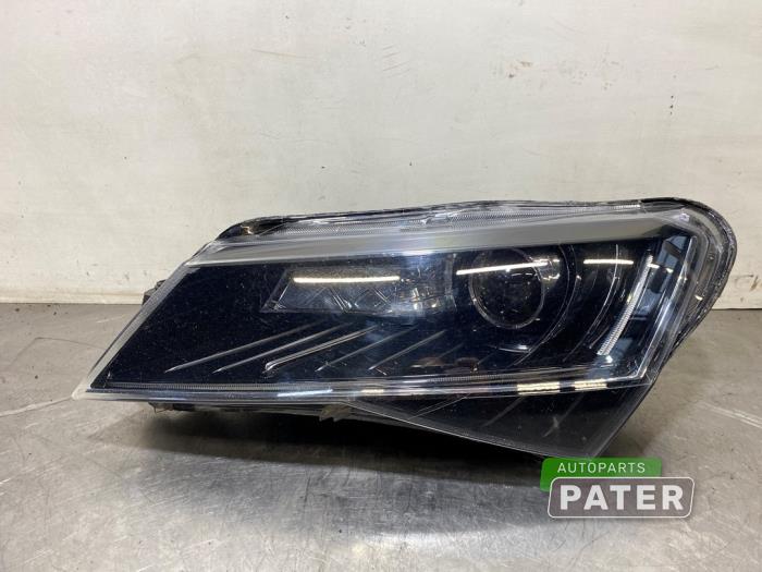 Używane Reflektor lewy Skoda Superb Combi (3V5) 1.5 TSI Evo 16V Cena € 420,00 Procedura marży oferowane przez Autoparts Pater