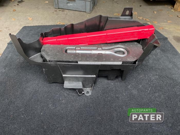 Używane Zestaw narzedzi Mercedes C Estate (S205) C-350 e 2.0 16V Cena € 26,25 Procedura marży oferowane przez Autoparts Pater