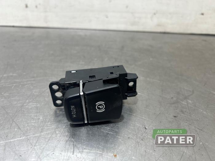 Używane Przelacznik hamulca postojowego BMW 5 serie Touring (G31) 523d 2.0 TwinPower Turbo 16V Cena € 26,25 Procedura marży oferowane przez Autoparts Pater