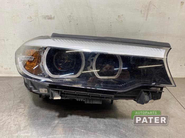Używane Reflektor prawy BMW 5 serie Touring (G31) 523d 2.0 TwinPower Turbo 16V Cena € 1.312,50 Procedura marży oferowane przez Autoparts Pater