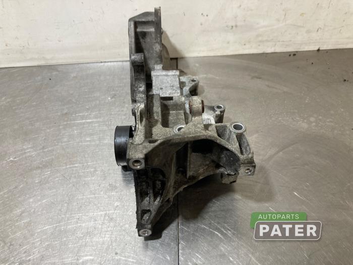 Usagé Support dynamo bas Volkswagen Crafter 2.0 TDI 16V Prix € 25,41 Prix TTC proposé par Autoparts Pater