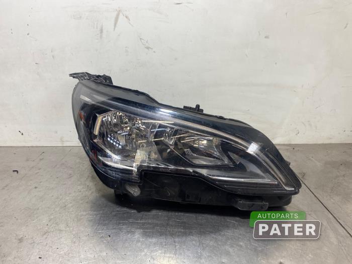 Używane Reflektor prawy Peugeot 5008 II (M4/MC/MJ/MR) 1.2 12V e-THP PureTech 130 Cena € 367,50 Procedura marży oferowane przez Autoparts Pater