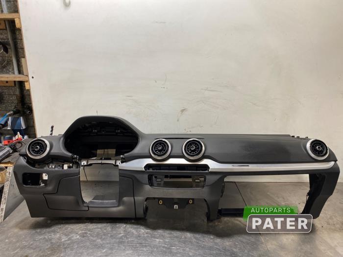 Usados Salpicadero Audi Q2 (GAB/GAG) 1.5 35 TFSI 16V Precio € 420,00 Norma de margen ofrecido por Autoparts Pater
