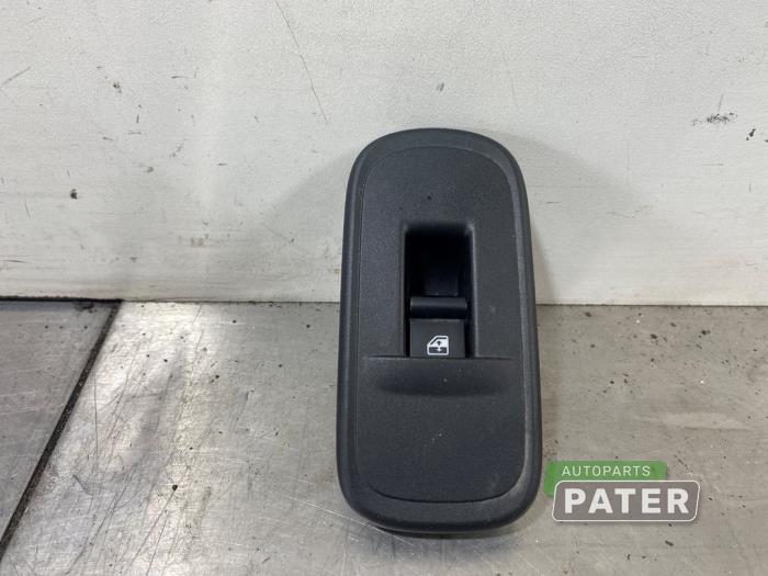 Usados Interruptor de ventanilla eléctrica Fiat 500e (332) 42 kWh 3+1 Precio € 21,00 Norma de margen ofrecido por Autoparts Pater