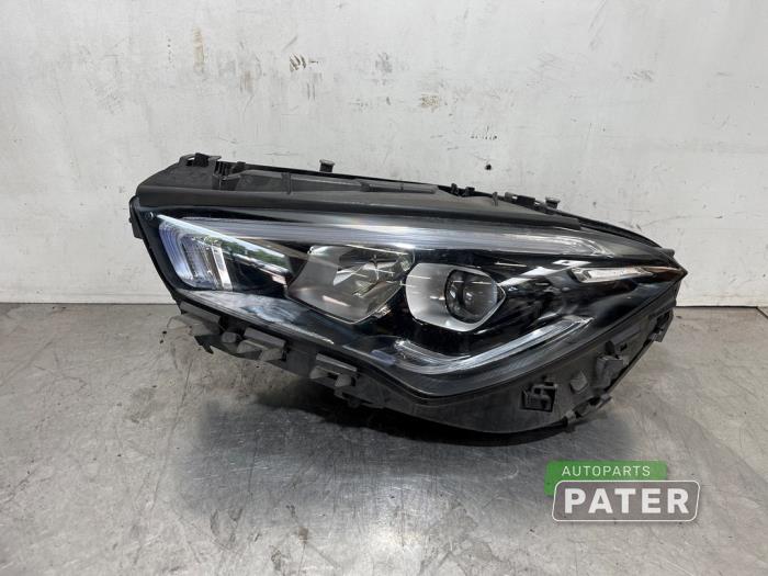 Używane Reflektor lewy Mercedes CLA (118.3) 1.3 CLA-180 Turbo 16V Cena € 735,00 Procedura marży oferowane przez Autoparts Pater