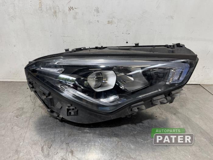 Używane Reflektor prawy Mercedes CLA (118.3) 1.3 CLA-180 Turbo 16V Cena € 735,00 Procedura marży oferowane przez Autoparts Pater