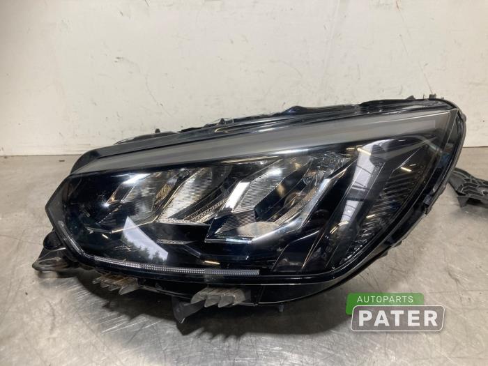 Używane Reflektor lewy Peugeot 208 II (UB/UH/UP) 1.2 Vti 12V PureTech 75 Cena € 420,00 Procedura marży oferowane przez Autoparts Pater