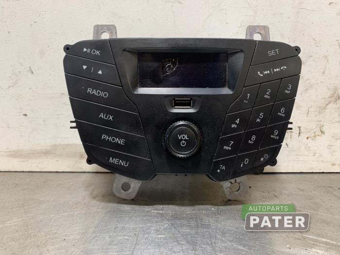 Używane Radio Ford Transit Custom 2.0 TDCi 16V Eco Blue 105 Cena € 101,64 Z VAT oferowane przez Autoparts Pater