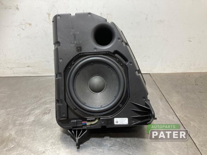 Używane Subwoofer Tesla Model Y (5YJY) Long Range,Performance Cena € 157,50 Procedura marży oferowane przez Autoparts Pater