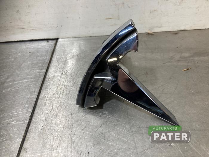 Używane Emblemat Tesla Model X 75D Cena € 42,00 Procedura marży oferowane przez Autoparts Pater