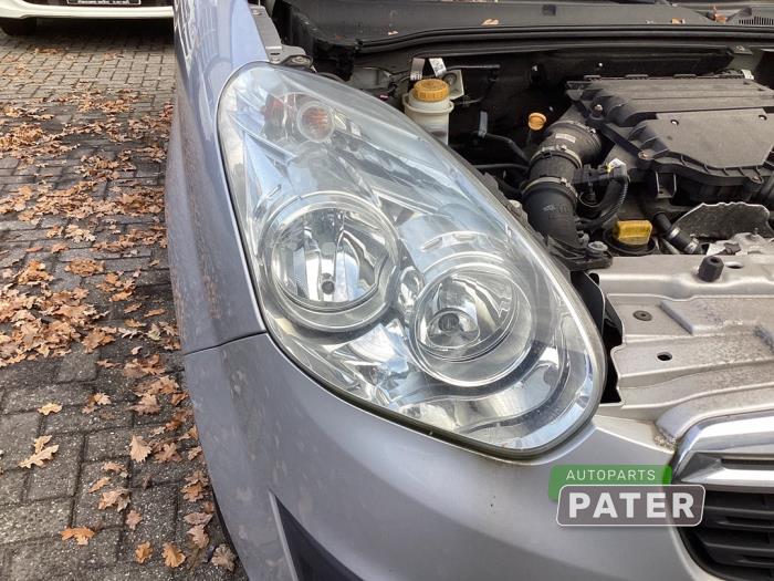 Używane Reflektor prawy Opel Combo 1.3 CDTI 16V Cena € 203,28 Z VAT oferowane przez Autoparts Pater