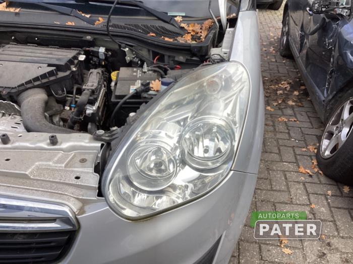 Używane Reflektor lewy Opel Combo 1.3 CDTI 16V Cena € 203,28 Z VAT oferowane przez Autoparts Pater