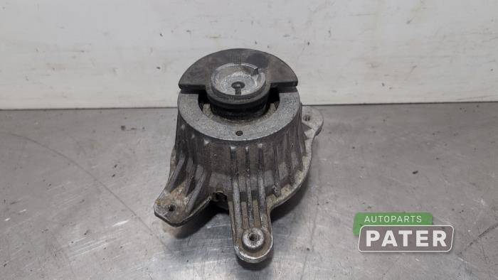 Usagé Support moteur Mercedes C (W205) C-180 1.6 16V Prix € 15,75 Règlement à la marge proposé par Autoparts Pater