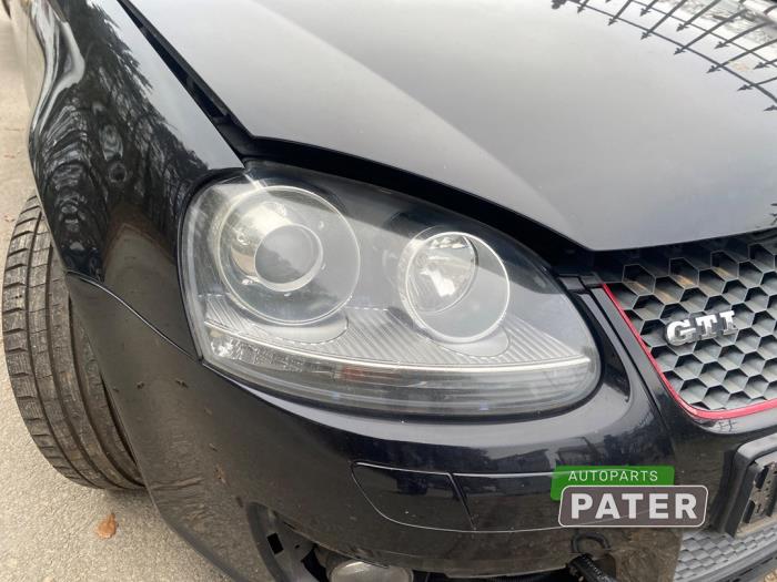 Używane Reflektor prawy Volkswagen Golf V (1K1) 2.0 GTI 16V FSI Turbo Cena € 204,75 Procedura marży oferowane przez Autoparts Pater