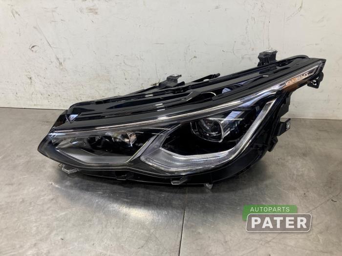 Używane Reflektor lewy Volkswagen Golf VIII (CD1) 1.0 eTSI 12V Cena € 787,50 Procedura marży oferowane przez Autoparts Pater
