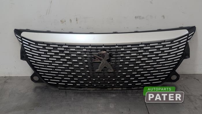 Begagnade Grill Peugeot 2008 (UD/UK/UR/US/UX) e-2008 50 kWh Pris € 183,75 Marginaltabell erbjuds av Autoparts Pater