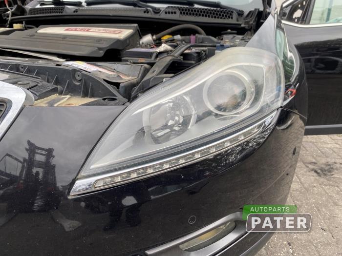 Używane Reflektor lewy Lancia Delta (844) 1.4 MultiAir 16V Cena € 210,00 Procedura marży oferowane przez Autoparts Pater