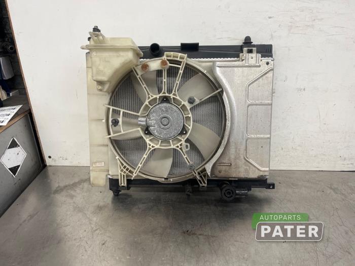 Usagé Radiateur Toyota Yaris II (P9) 1.33 16V Dual VVT-I Prix € 78,75 Règlement à la marge proposé par Autoparts Pater