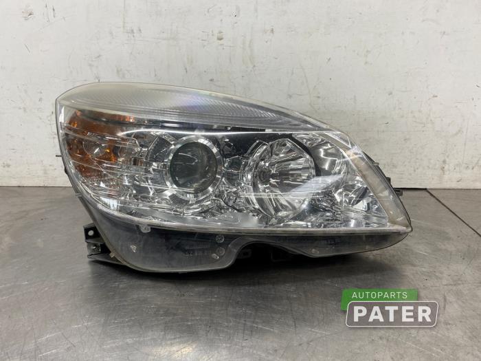 Używane Reflektor prawy Mercedes C (W204) 1.8 C-180K 16V Cena € 210,00 Procedura marży oferowane przez Autoparts Pater