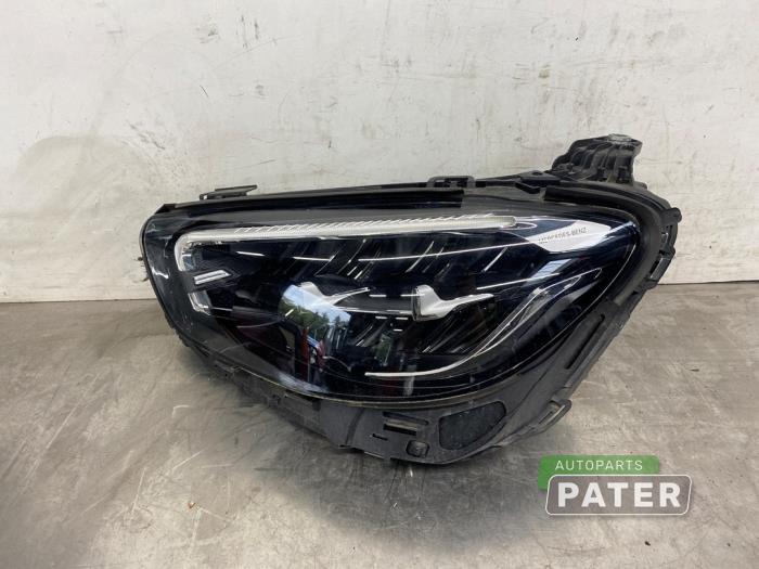Używane Reflektor lewy Mercedes E Estate (S213) E-300de 2.0 Turbo 16V Cena € 997,50 Procedura marży oferowane przez Autoparts Pater