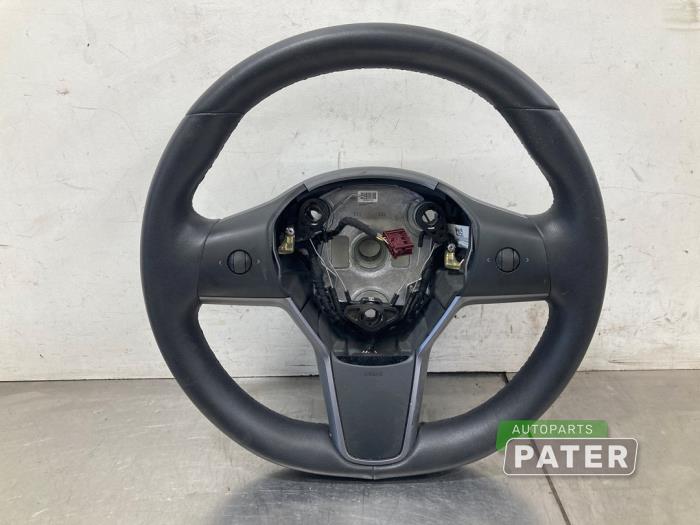 Używane Kierownica Tesla Model 3 Long Range AWD 75 kWh Cena € 420,00 Procedura marży oferowane przez Autoparts Pater