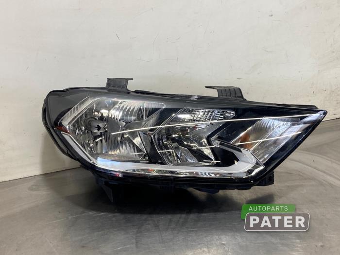 Używane Reflektor prawy Audi A1 Sportback (GBA) 1.0 25 TFSI 12V Cena € 236,25 Procedura marży oferowane przez Autoparts Pater