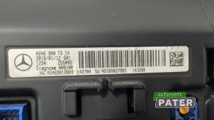 Innerdisplay från en Mercedes-Benz A (W176) 1.5 A-180 CDI, A-180d 16V 2016