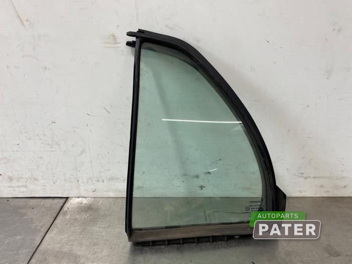 Usados Ventanilla triangular izquierda detrás Toyota Yaris II (P9) 1.3 16V VVT-i Precio € 21,00 Norma de margen ofrecido por Autoparts Pater