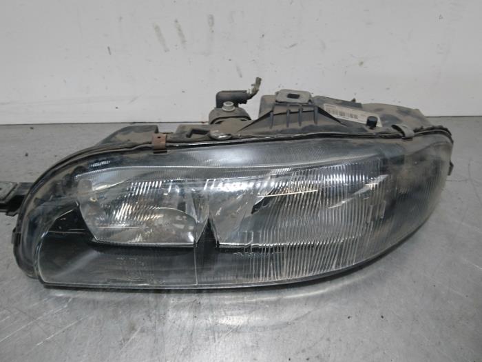 Używane Reflektor lewy Fiat Brava (182B) 1.6 16V Cena € 21,00 Procedura marży oferowane przez Autoparts Pater