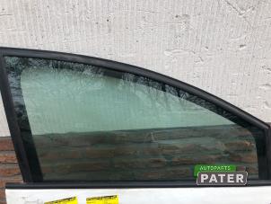 Używane Szyba drzwi prawych przednich wersja 4-drzwiowa Seat Ibiza IV (6J5) 1.2 12V Cena € 26,25 Procedura marży oferowane przez Autoparts Pater