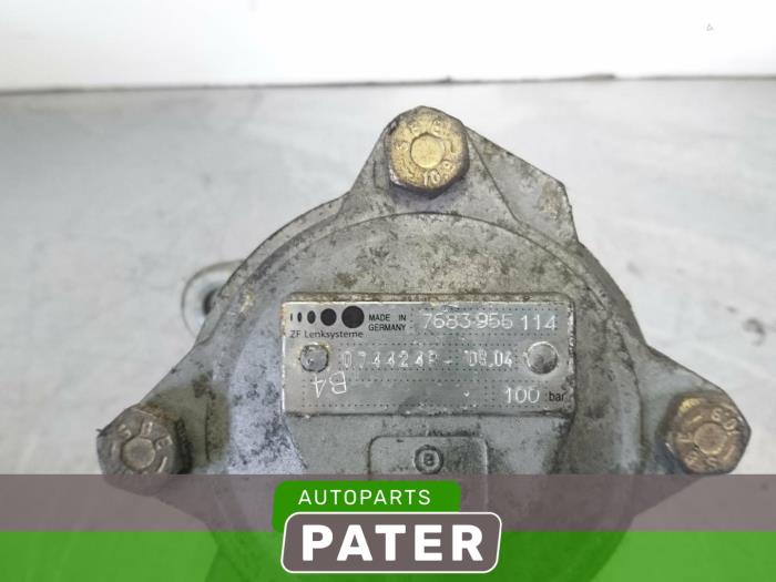 Power steering pump from a Fiat Ducato (243/244/245) 2.8 JTD VGT 2005